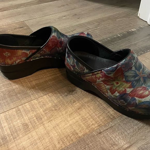 Women’s Dansko Clogs - EUC - Size 6 / 36 - Picture 2 of 5